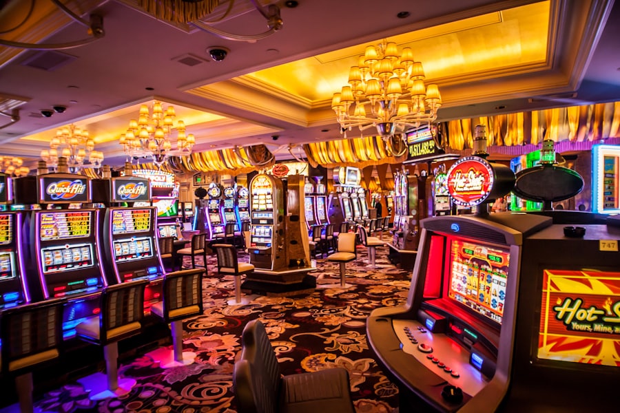 Mesin slot dengan lampu neon sebagai ilustrasi hiburan daring