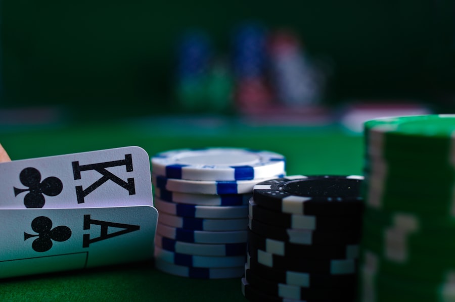 Tangan pemain memegang kartu poker di atas meja hijau