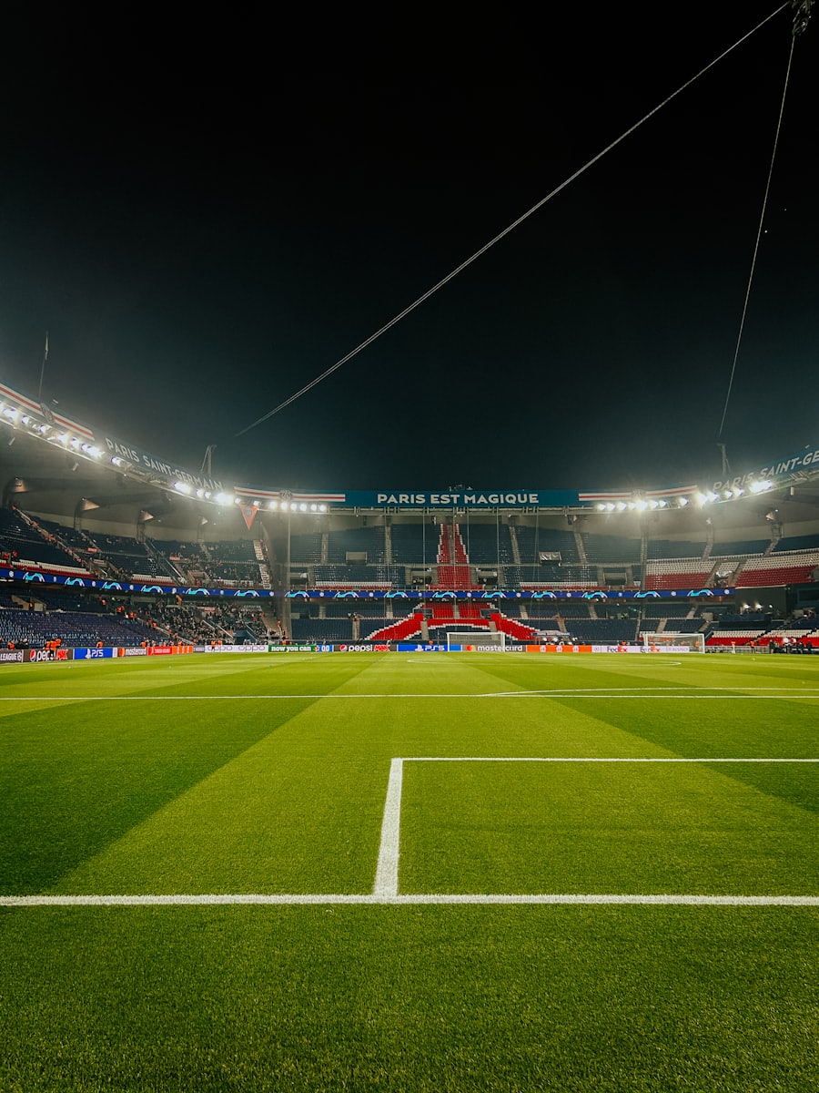 Stadion sepak bola menyala di malam hari